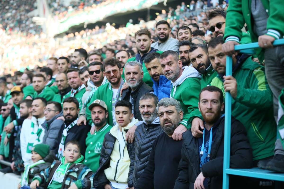 (FOTO GALERİ) BURSASPOR-KARŞIYAKA MAÇINDAN TARAFTAR FOTOĞRAFLARI