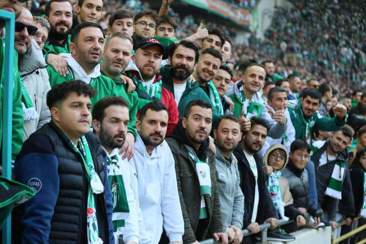 (FOTO GALERİ) BURSASPOR-KARŞIYAKA MAÇINDAN TARAFTAR FOTOĞRAFLARI