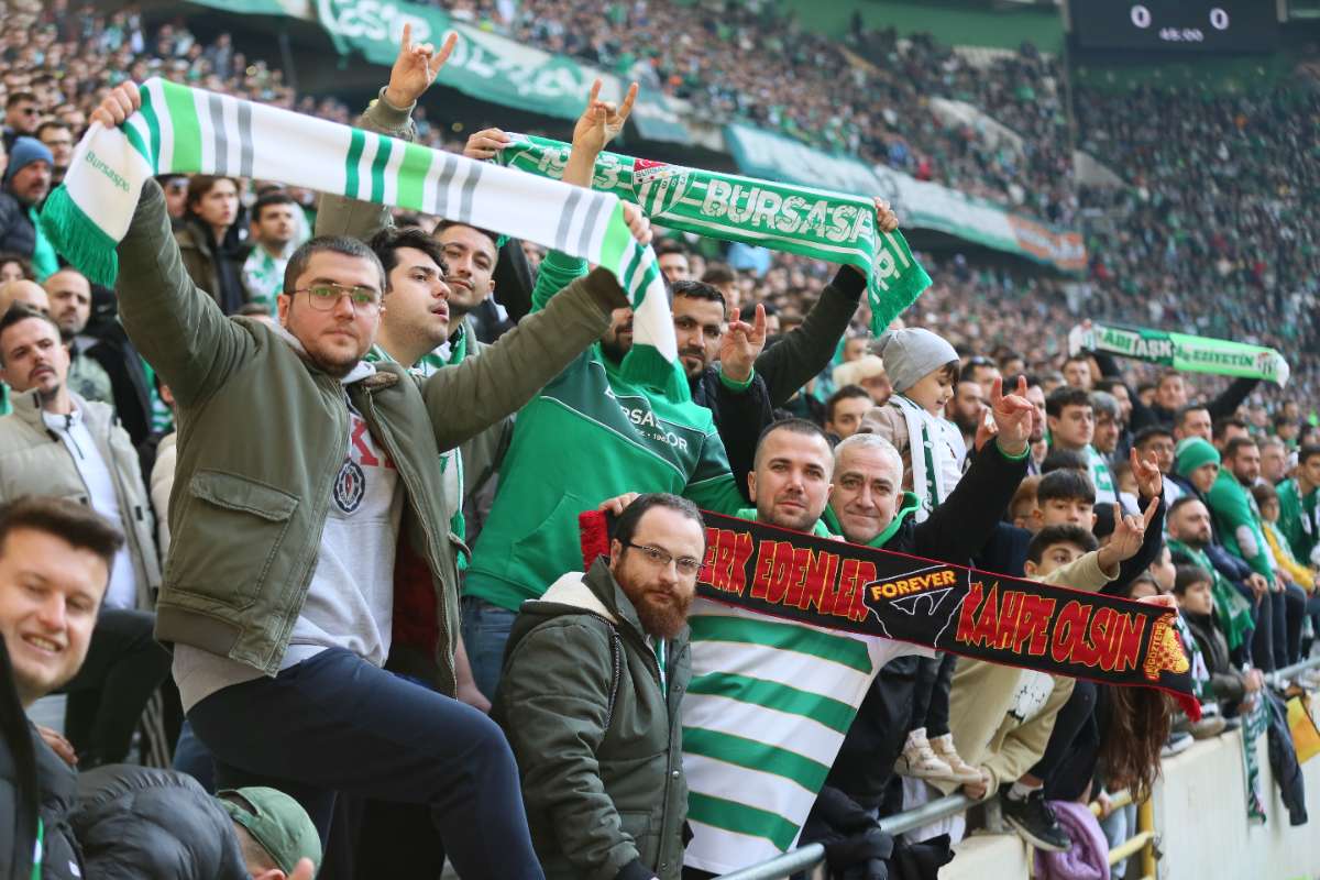 (FOTO GALERİ) BURSASPOR-KARŞIYAKA MAÇINDAN TARAFTAR FOTOĞRAFLARI