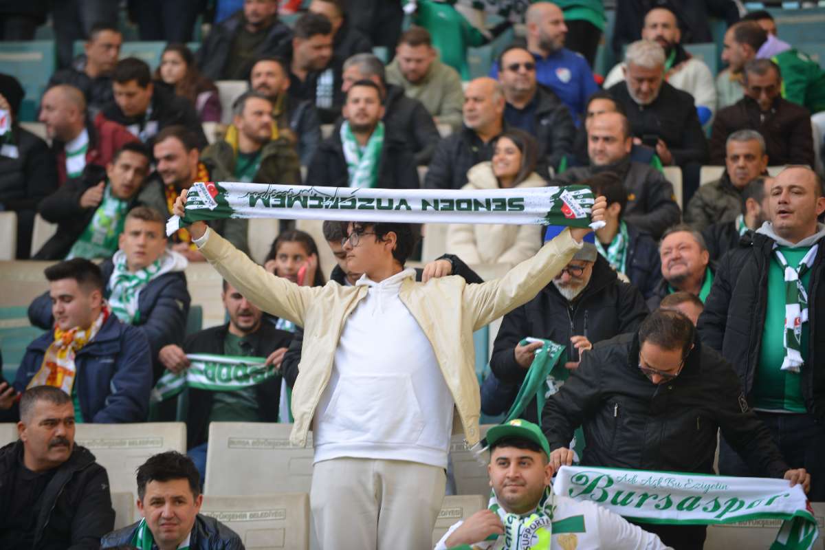 (FOTO GALERİ) BURSASPOR-KARŞIYAKA MAÇINDAN TARAFTAR FOTOĞRAFLARI