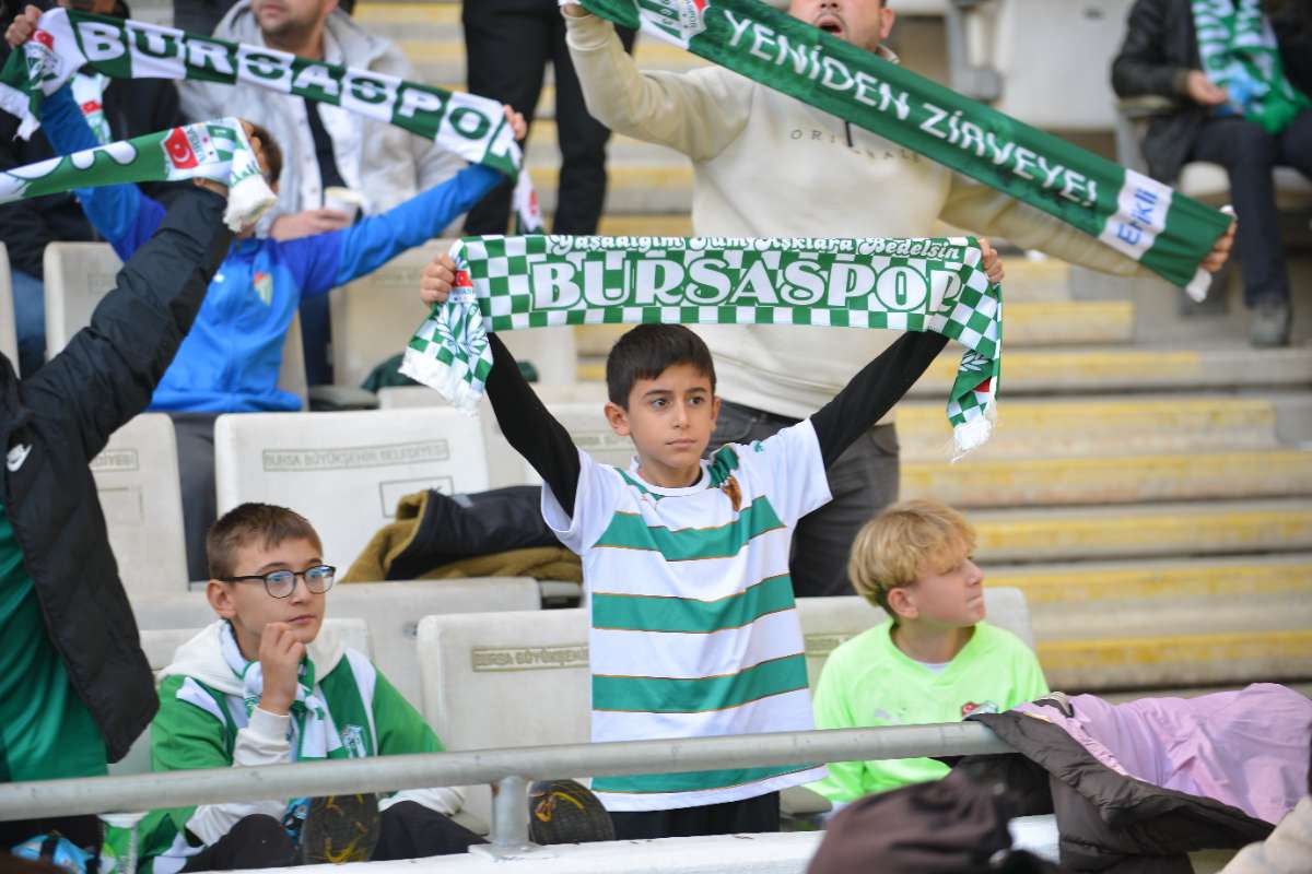 (FOTO GALERİ) BURSASPOR-KARŞIYAKA MAÇINDAN TARAFTAR FOTOĞRAFLARI