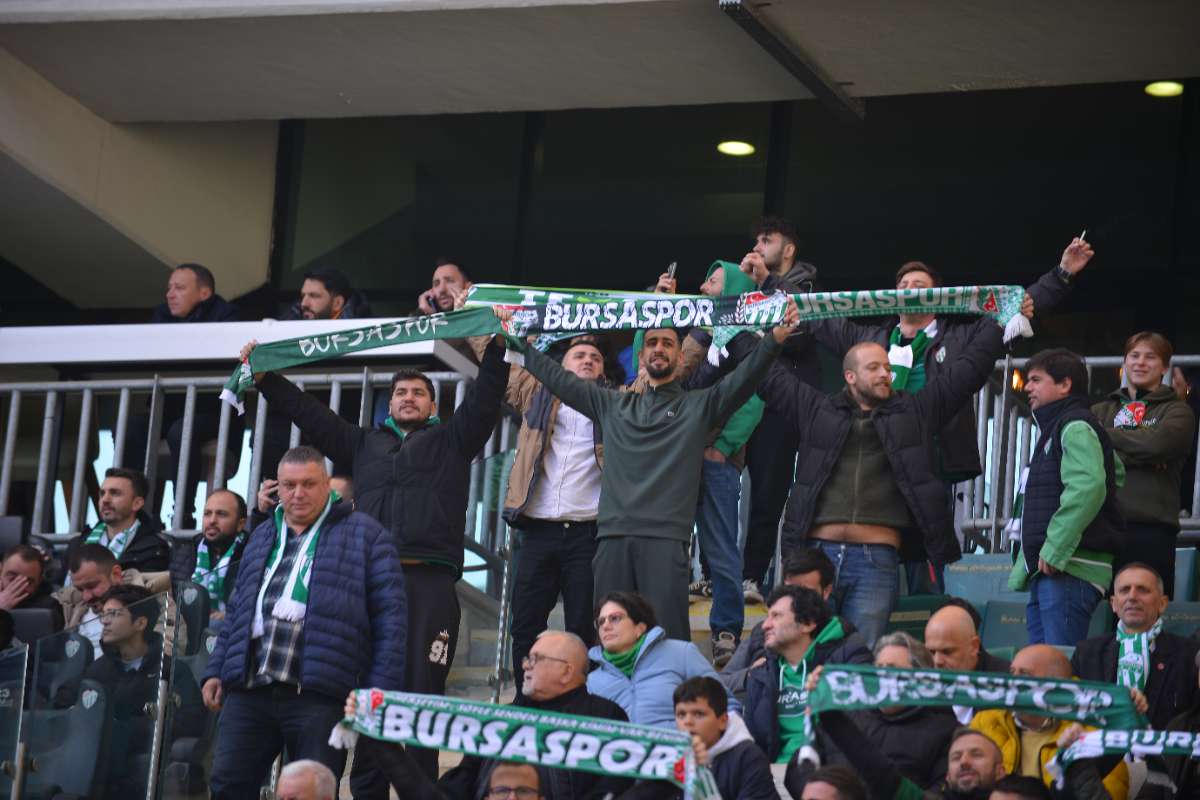 (FOTO GALERİ) BURSASPOR-KARŞIYAKA MAÇINDAN TARAFTAR FOTOĞRAFLARI