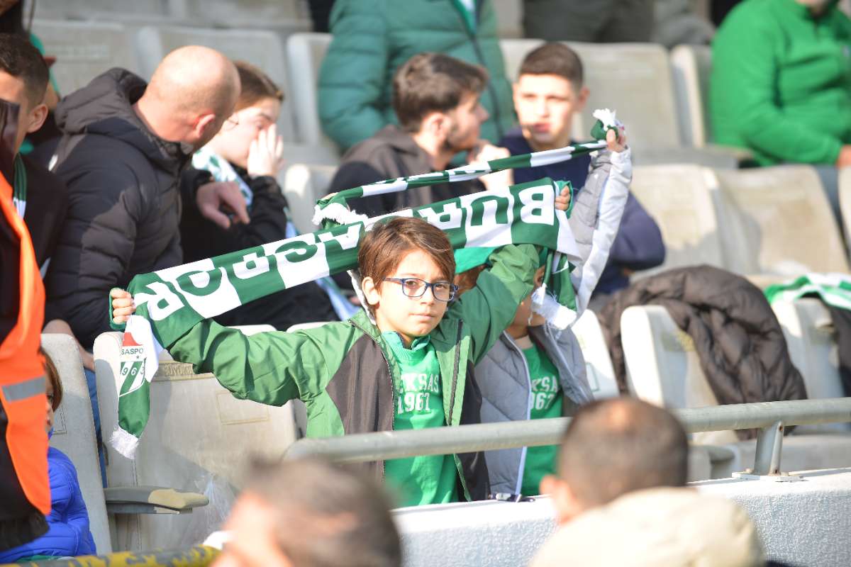 (FOTO GALERİ) BURSASPOR-KARŞIYAKA MAÇINDAN TARAFTAR FOTOĞRAFLARI