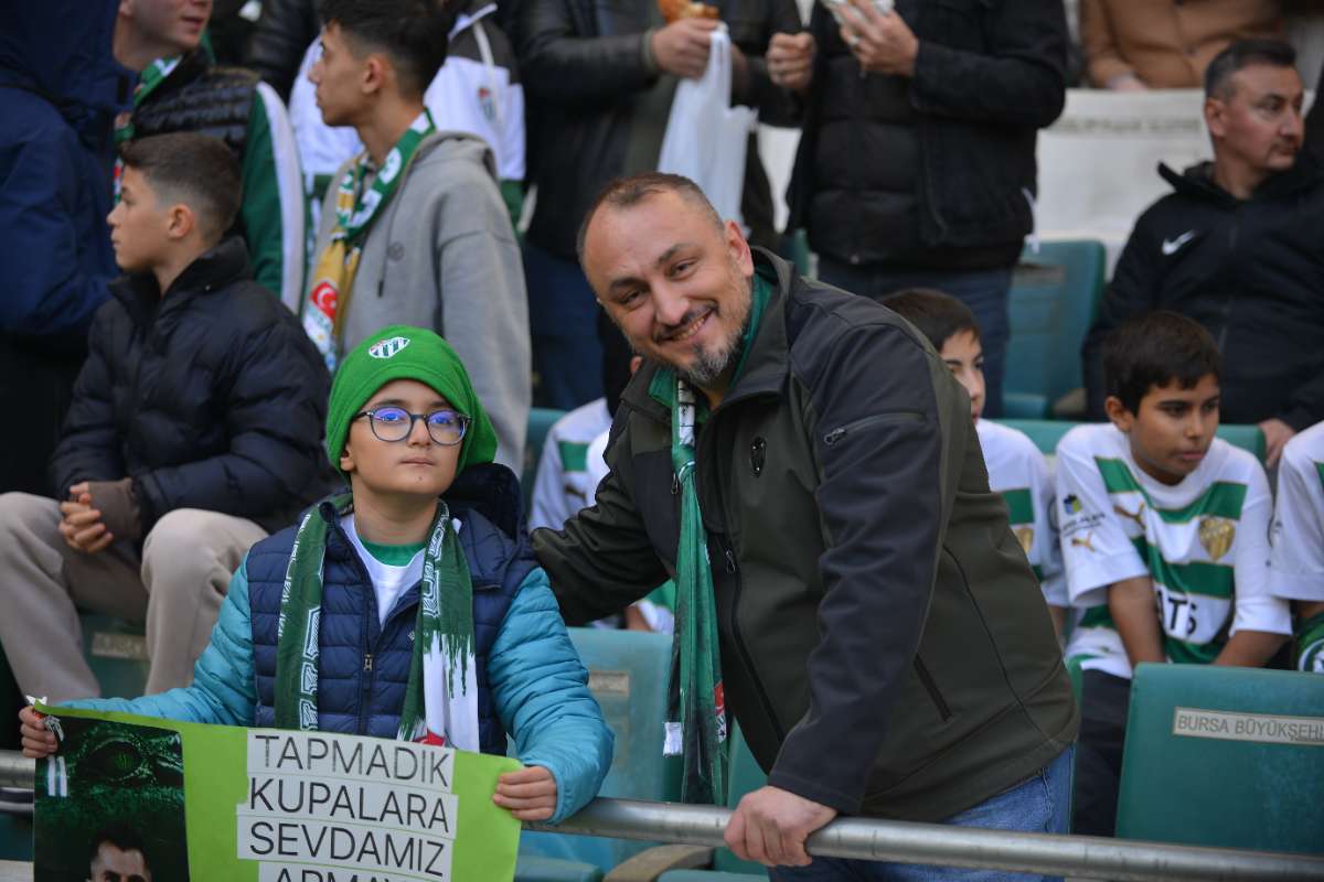 (FOTO GALERİ) BURSASPOR-KARŞIYAKA MAÇINDAN TARAFTAR FOTOĞRAFLARI