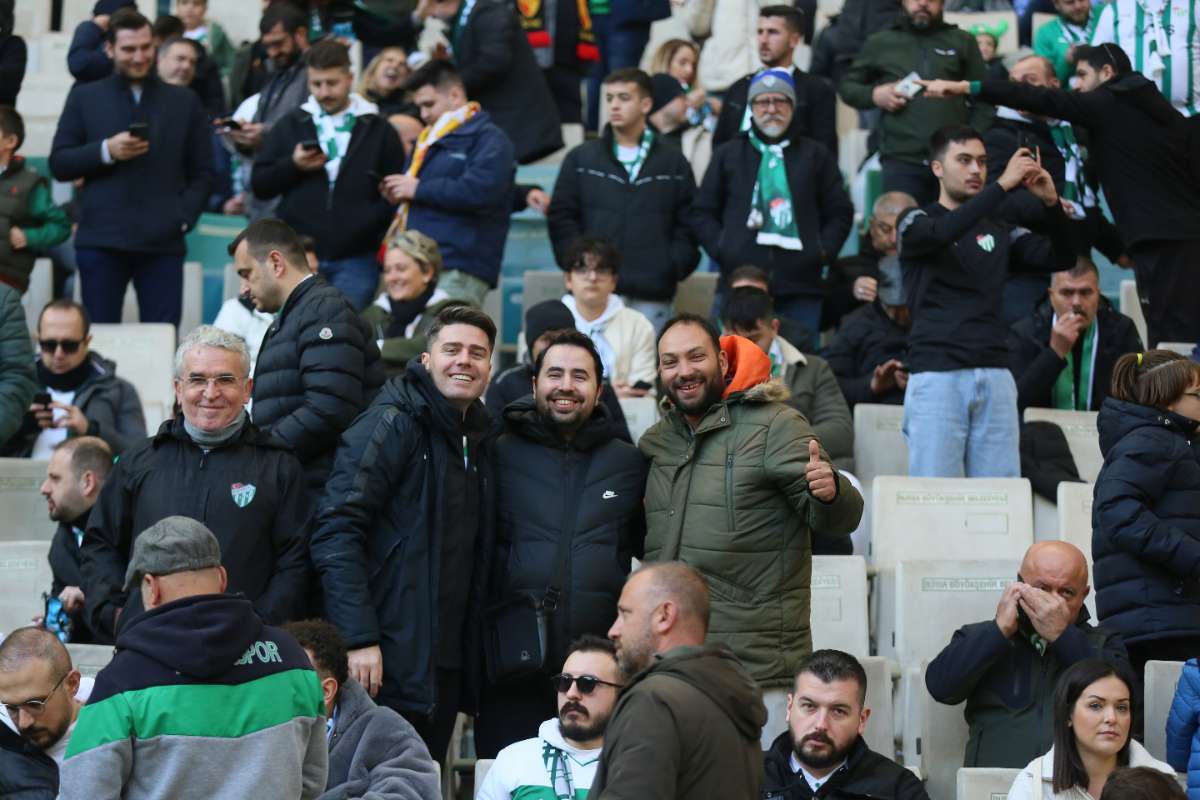 (FOTO GALERİ) BURSASPOR-KARŞIYAKA MAÇINDAN TARAFTAR FOTOĞRAFLARI