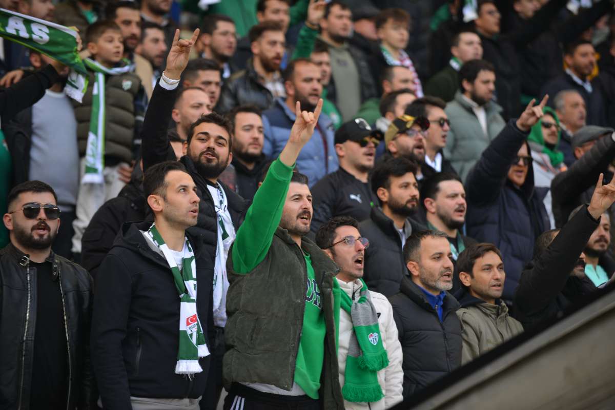 (FOTO GALERİ) BURSASPOR-KARŞIYAKA MAÇINDAN TARAFTAR FOTOĞRAFLARI