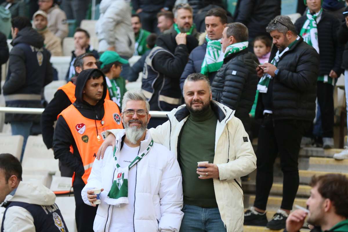 (FOTO GALERİ) BURSASPOR-KARŞIYAKA MAÇINDAN TARAFTAR FOTOĞRAFLARI