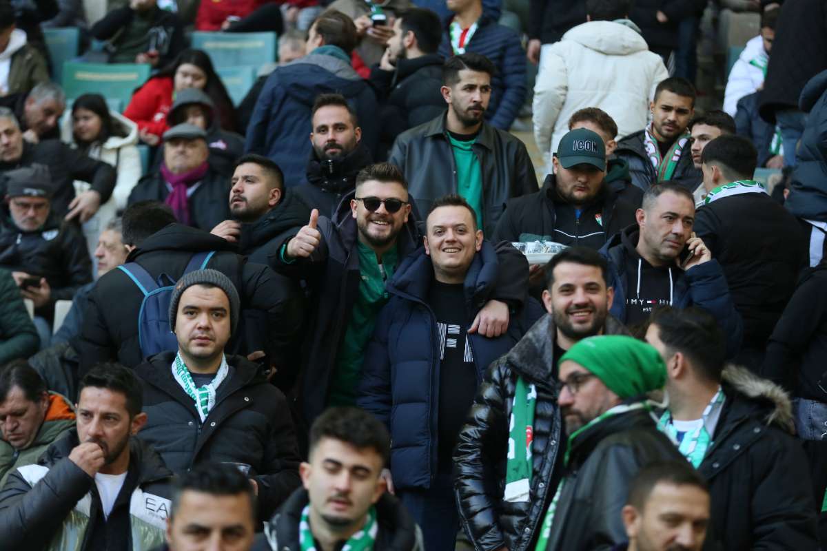 (FOTO GALERİ) BURSASPOR-KARŞIYAKA MAÇINDAN TARAFTAR FOTOĞRAFLARI