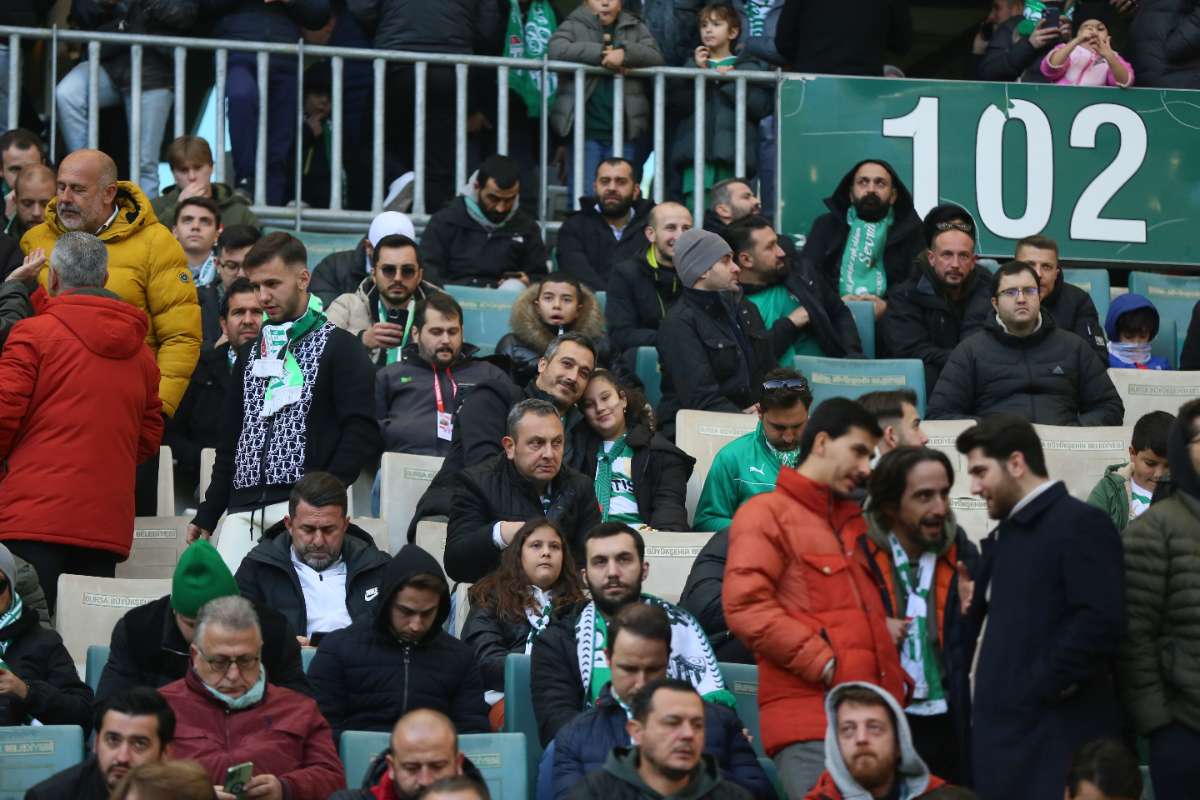 (FOTO GALERİ) BURSASPOR-KARŞIYAKA MAÇINDAN TARAFTAR FOTOĞRAFLARI