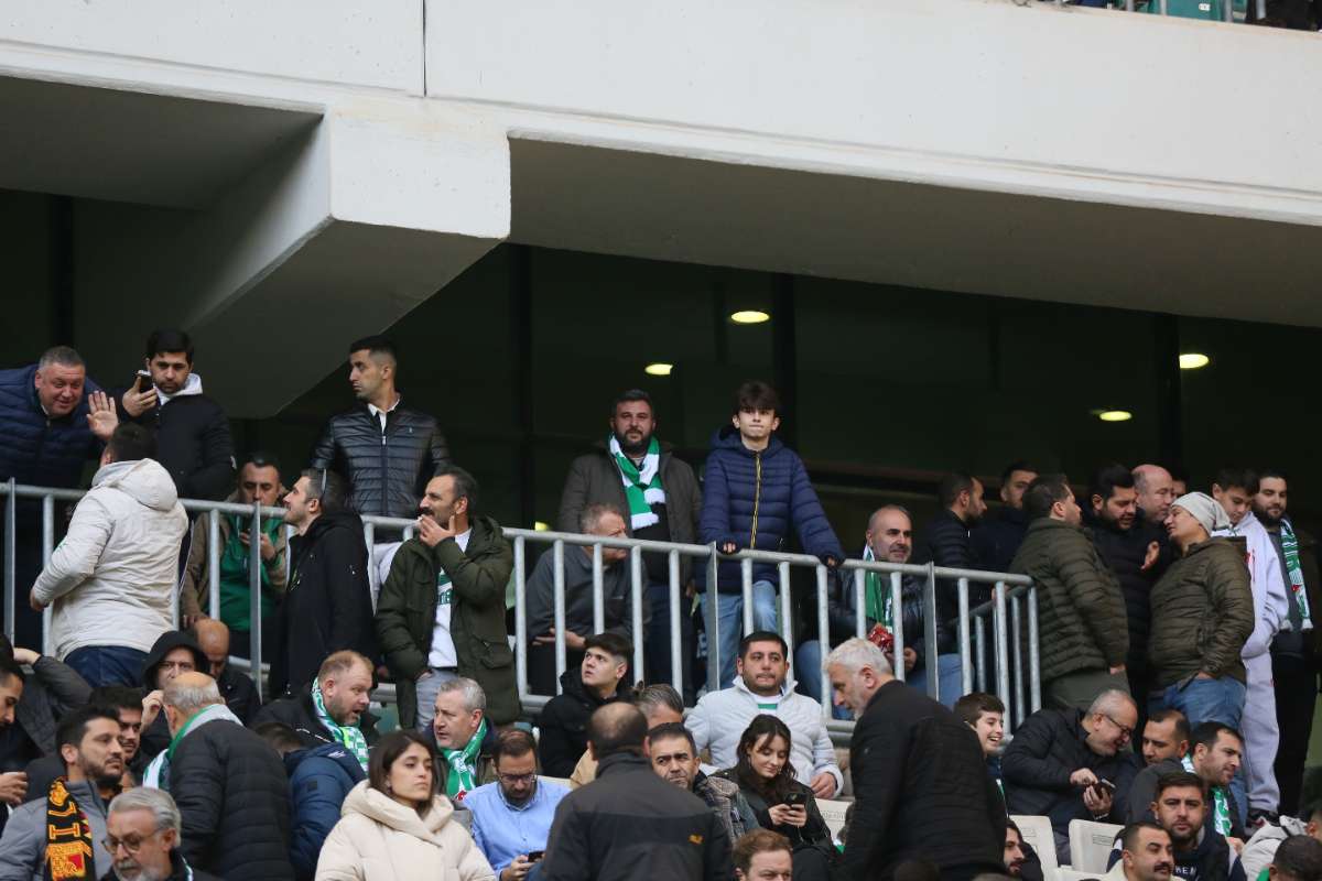 (FOTO GALERİ) BURSASPOR-KARŞIYAKA MAÇINDAN TARAFTAR FOTOĞRAFLARI