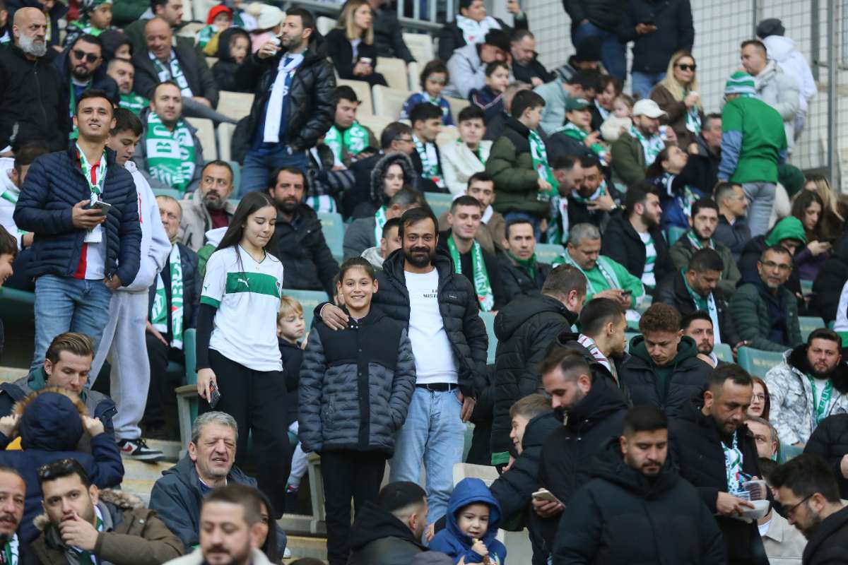 (FOTO GALERİ) BURSASPOR-KARŞIYAKA MAÇINDAN TARAFTAR FOTOĞRAFLARI