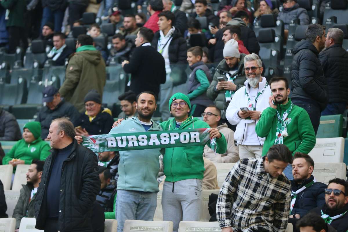 (FOTO GALERİ) BURSASPOR-KARŞIYAKA MAÇINDAN TARAFTAR FOTOĞRAFLARI