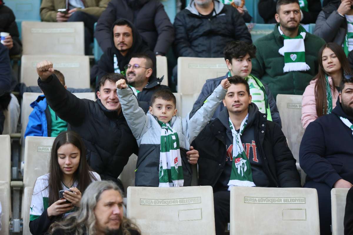 (FOTO GALERİ) BURSASPOR-KARŞIYAKA MAÇINDAN TARAFTAR FOTOĞRAFLARI