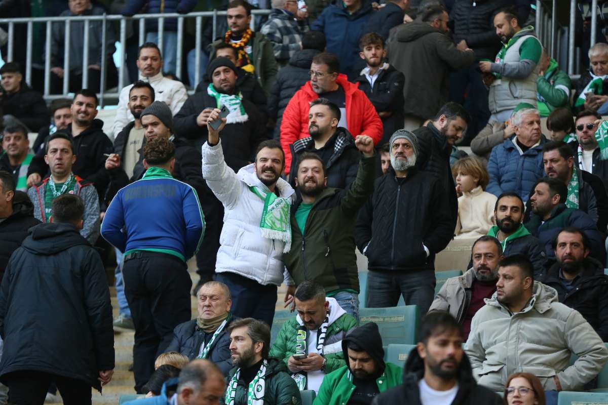 (FOTO GALERİ) BURSASPOR-KARŞIYAKA MAÇINDAN TARAFTAR FOTOĞRAFLARI