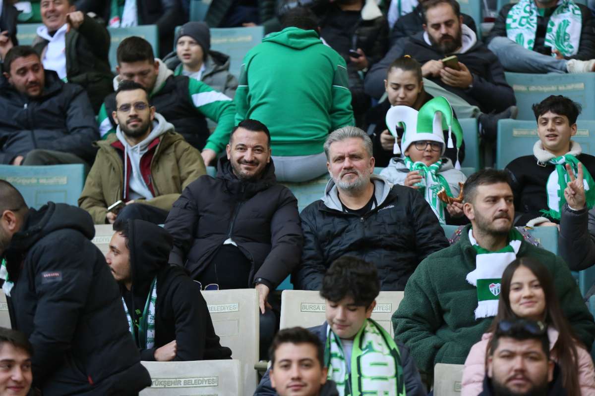 (FOTO GALERİ) BURSASPOR-KARŞIYAKA MAÇINDAN TARAFTAR FOTOĞRAFLARI