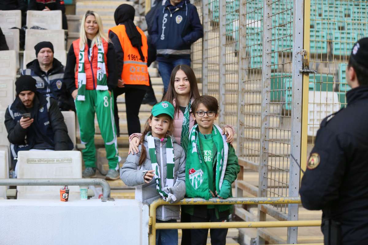 (FOTO GALERİ) BURSASPOR-KARŞIYAKA MAÇINDAN TARAFTAR FOTOĞRAFLARI