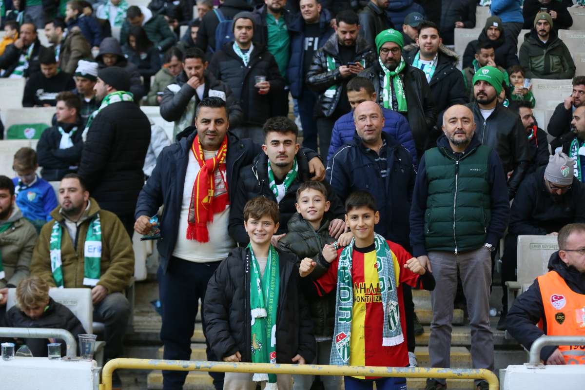 (FOTO GALERİ) BURSASPOR-KARŞIYAKA MAÇINDAN TARAFTAR FOTOĞRAFLARI