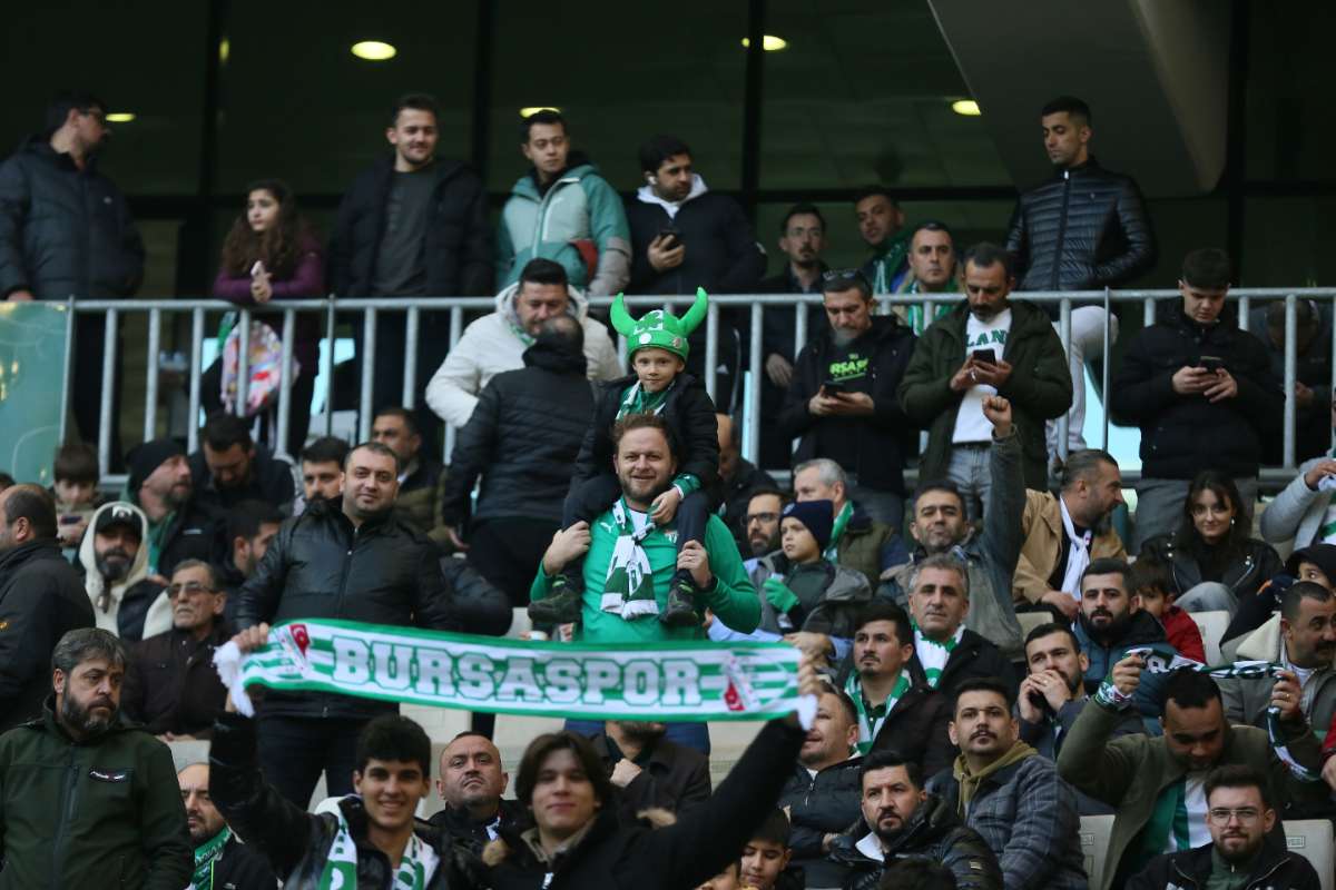 (FOTO GALERİ) BURSASPOR-KARŞIYAKA MAÇINDAN TARAFTAR FOTOĞRAFLARI