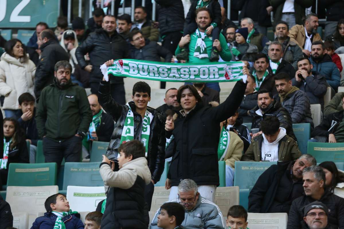 (FOTO GALERİ) BURSASPOR-KARŞIYAKA MAÇINDAN TARAFTAR FOTOĞRAFLARI