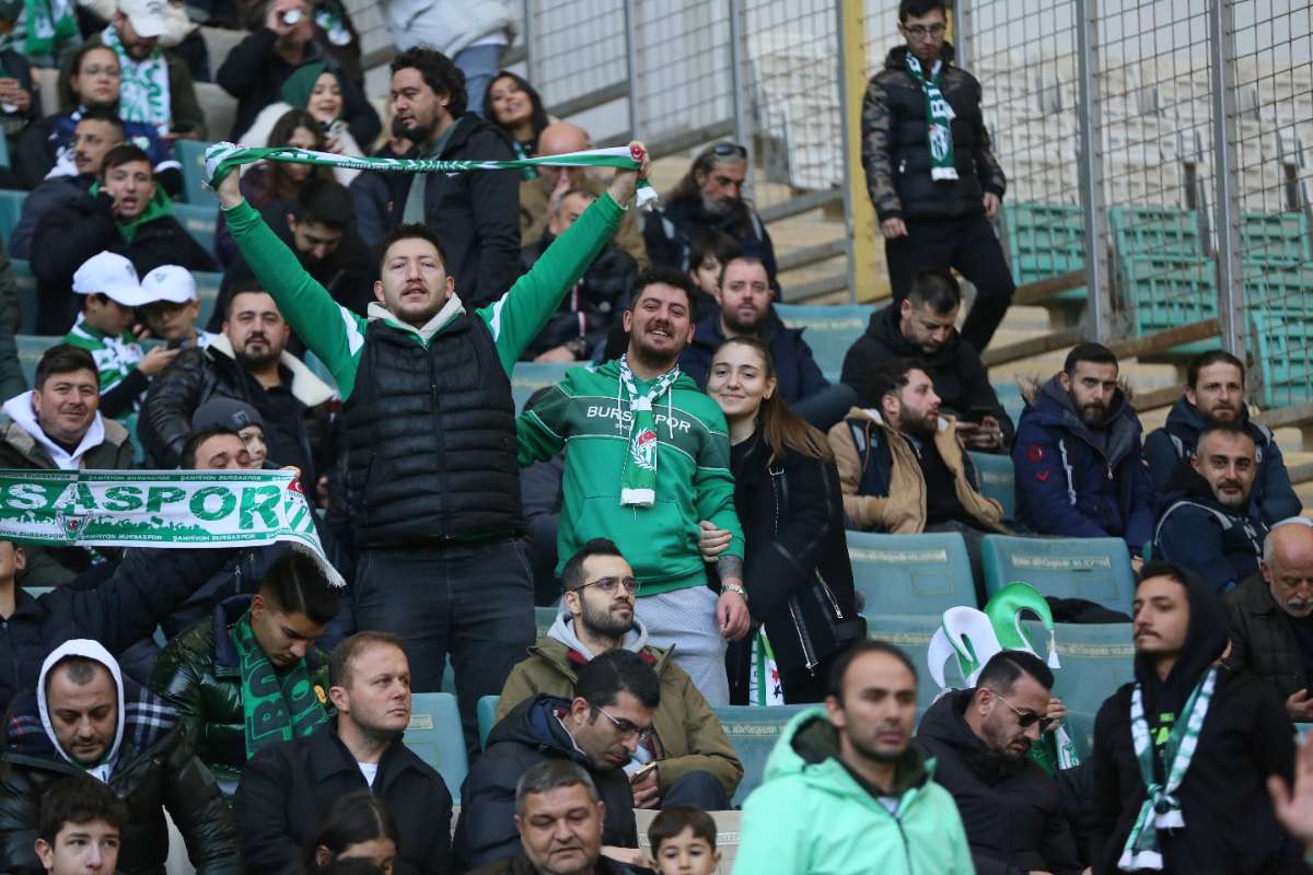 (FOTO GALERİ) BURSASPOR-KARŞIYAKA MAÇINDAN TARAFTAR FOTOĞRAFLARI