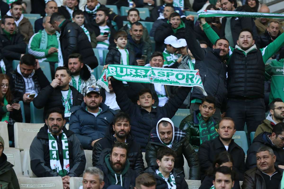 (FOTO GALERİ) BURSASPOR-KARŞIYAKA MAÇINDAN TARAFTAR FOTOĞRAFLARI