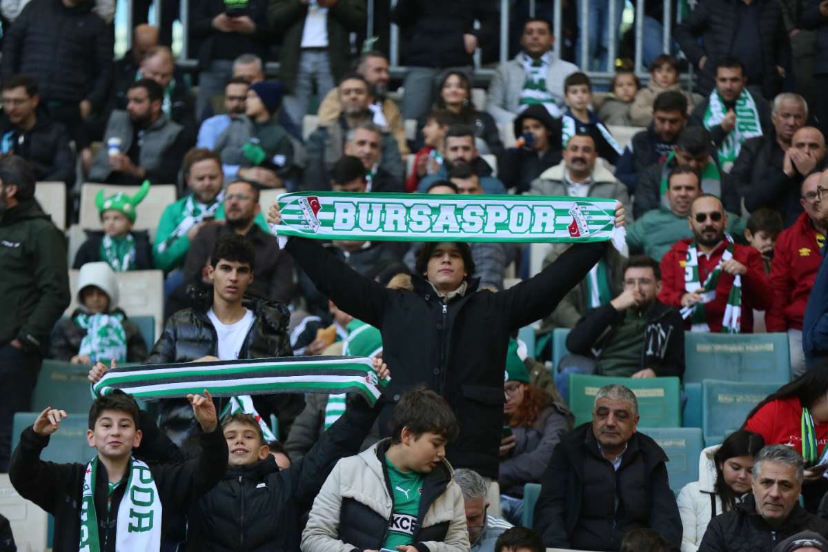 (FOTO GALERİ) BURSASPOR-KARŞIYAKA MAÇINDAN TARAFTAR FOTOĞRAFLARI