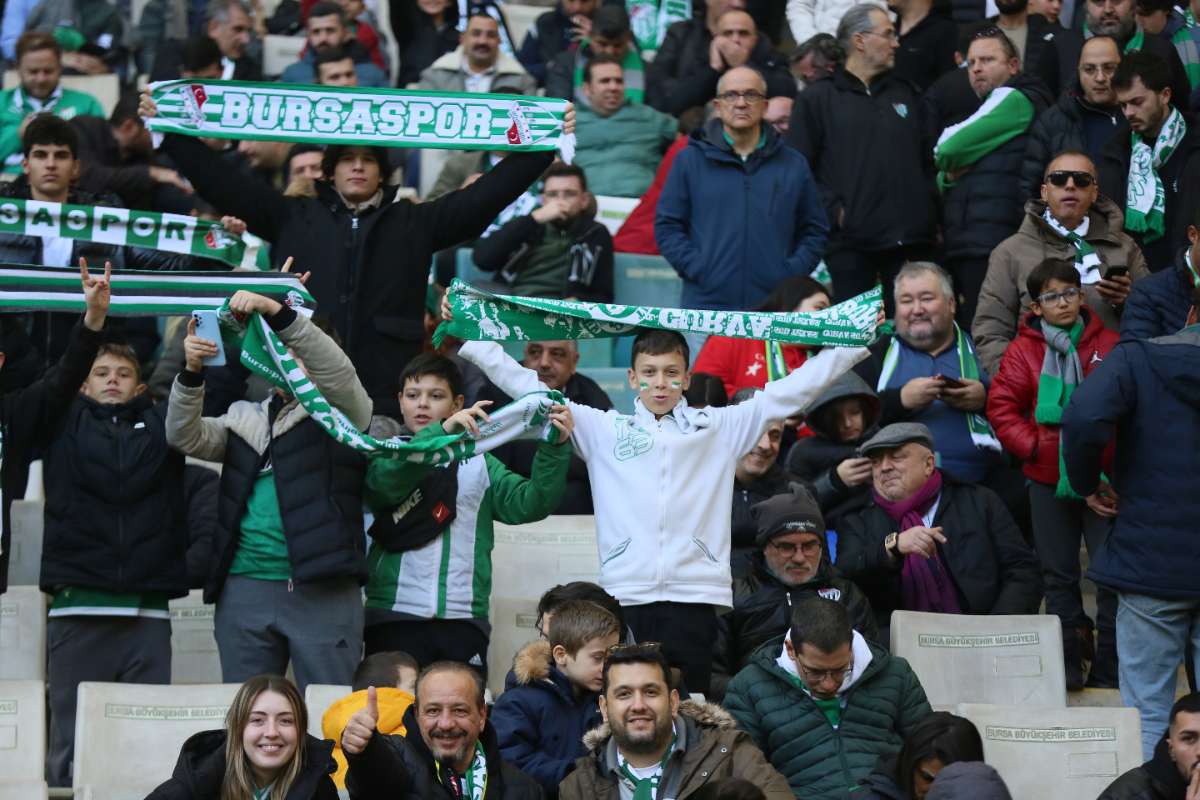 (FOTO GALERİ) BURSASPOR-KARŞIYAKA MAÇINDAN TARAFTAR FOTOĞRAFLARI