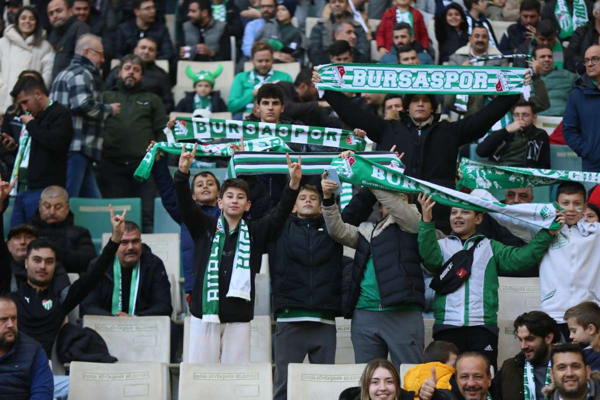 (FOTO GALERİ) BURSASPOR-KARŞIYAKA MAÇINDAN TARAFTAR FOTOĞRAFLARI