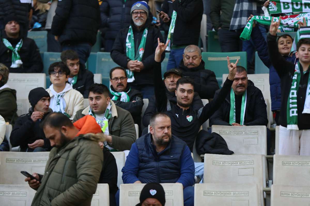 (FOTO GALERİ) BURSASPOR-KARŞIYAKA MAÇINDAN TARAFTAR FOTOĞRAFLARI