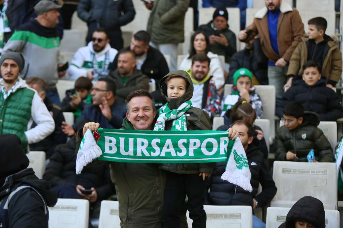 (FOTO GALERİ) BURSASPOR-KARŞIYAKA MAÇINDAN TARAFTAR FOTOĞRAFLARI