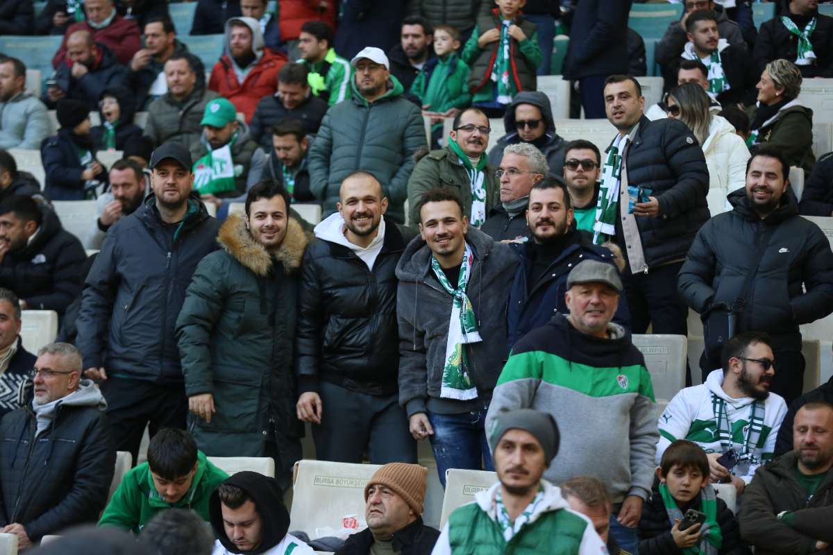 (FOTO GALERİ) BURSASPOR-KARŞIYAKA MAÇINDAN TARAFTAR FOTOĞRAFLARI