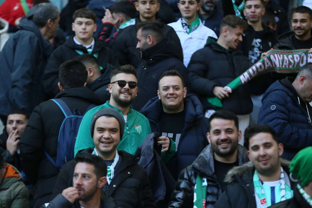 (FOTO GALERİ) BURSASPOR-KARŞIYAKA MAÇINDAN TARAFTAR FOTOĞRAFLARI