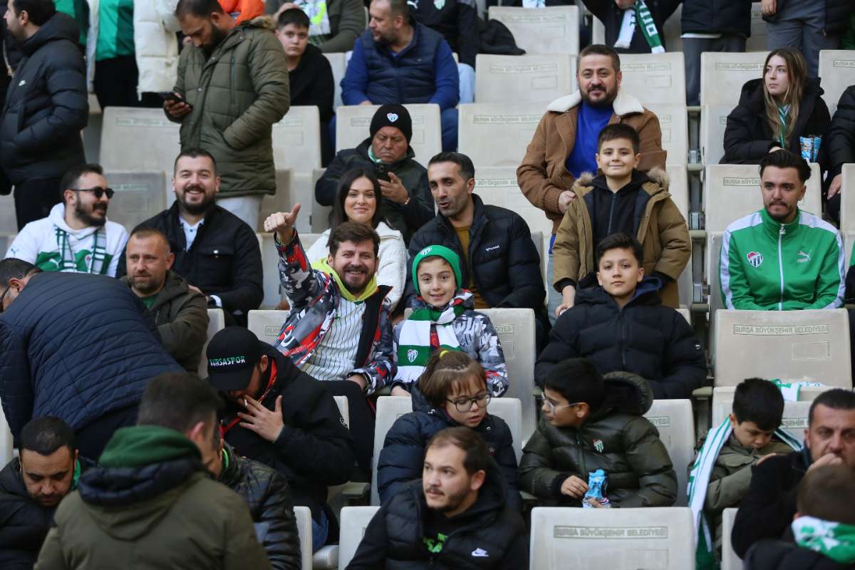 (FOTO GALERİ) BURSASPOR-KARŞIYAKA MAÇINDAN TARAFTAR FOTOĞRAFLARI