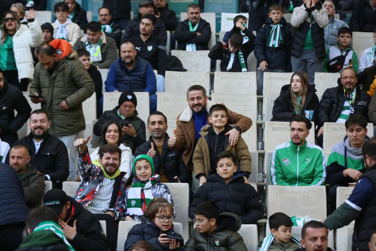 (FOTO GALERİ) BURSASPOR-KARŞIYAKA MAÇINDAN TARAFTAR FOTOĞRAFLARI