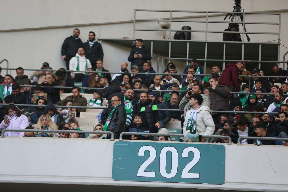 (FOTO GALERİ) BURSASPOR-KARŞIYAKA MAÇINDAN TARAFTAR FOTOĞRAFLARI