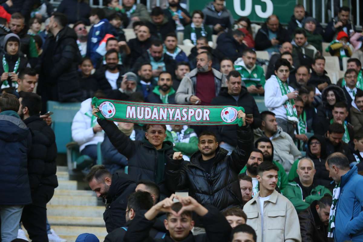 (FOTO GALERİ) BURSASPOR-KARŞIYAKA MAÇINDAN TARAFTAR FOTOĞRAFLARI