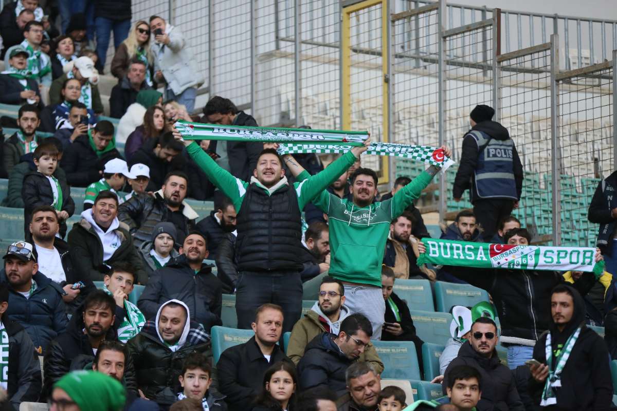 (FOTO GALERİ) BURSASPOR-KARŞIYAKA MAÇINDAN TARAFTAR FOTOĞRAFLARI