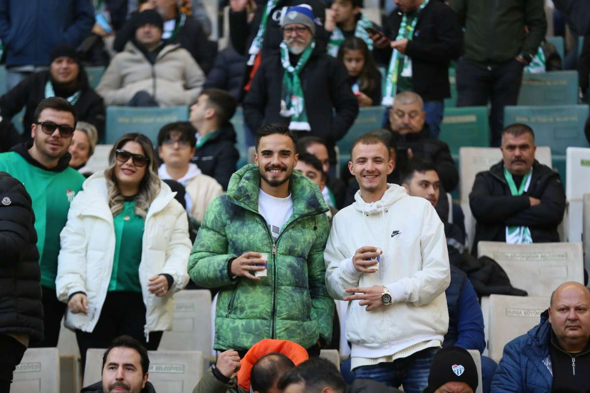 (FOTO GALERİ) BURSASPOR-KARŞIYAKA MAÇINDAN TARAFTAR FOTOĞRAFLARI