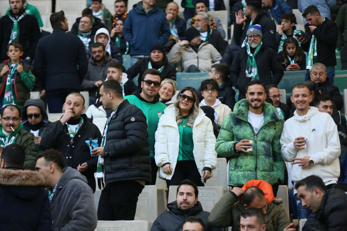 (FOTO GALERİ) BURSASPOR-KARŞIYAKA MAÇINDAN TARAFTAR FOTOĞRAFLARI