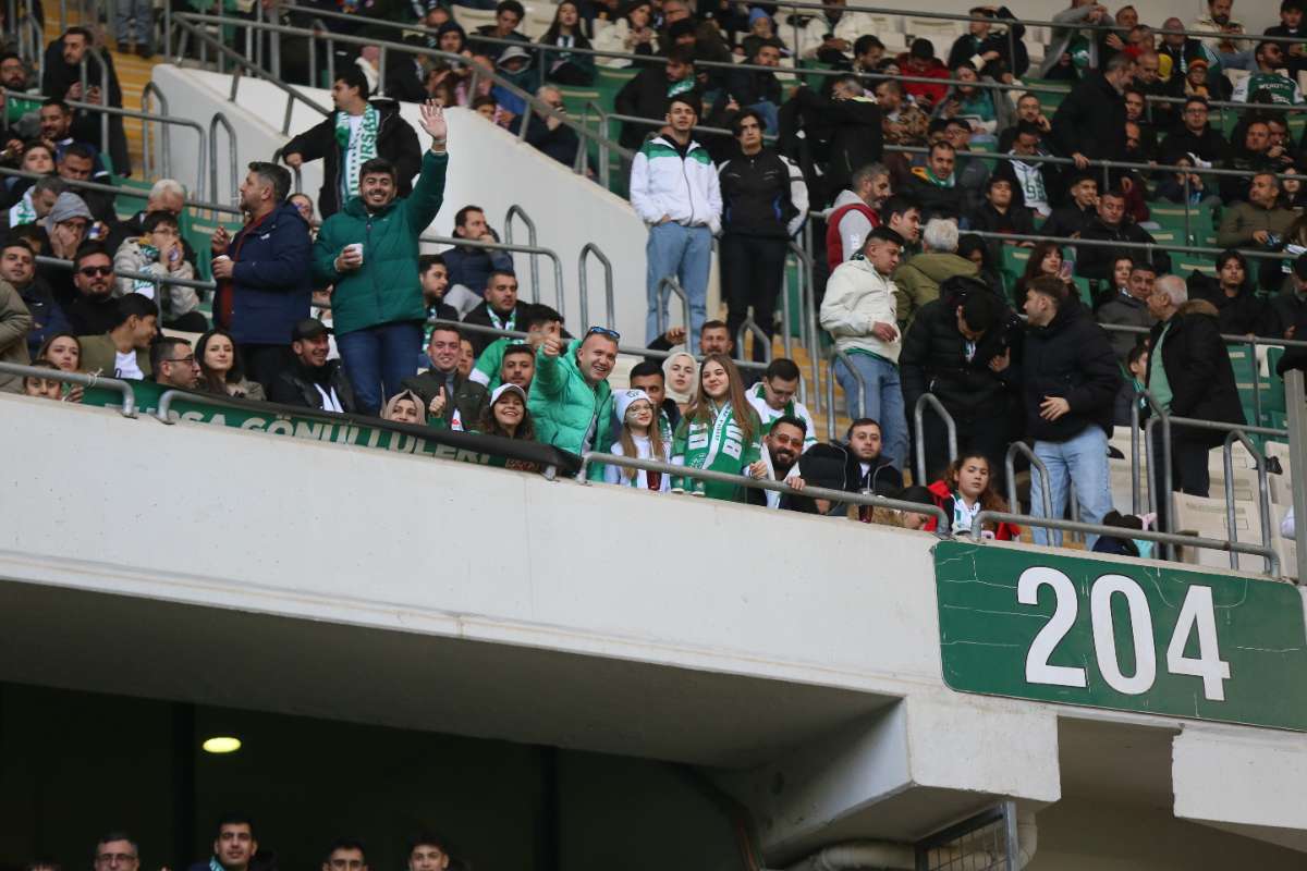 (FOTO GALERİ) BURSASPOR-KARŞIYAKA MAÇINDAN TARAFTAR FOTOĞRAFLARI