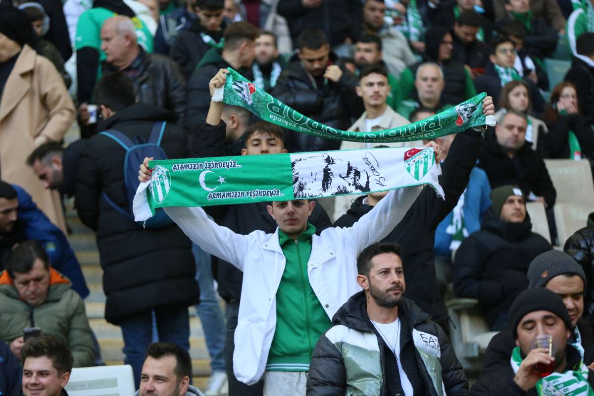 (FOTO GALERİ) BURSASPOR-KARŞIYAKA MAÇINDAN TARAFTAR FOTOĞRAFLARI