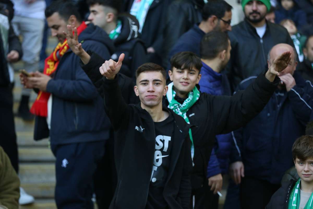 (FOTO GALERİ) BURSASPOR-KARŞIYAKA MAÇINDAN TARAFTAR FOTOĞRAFLARI