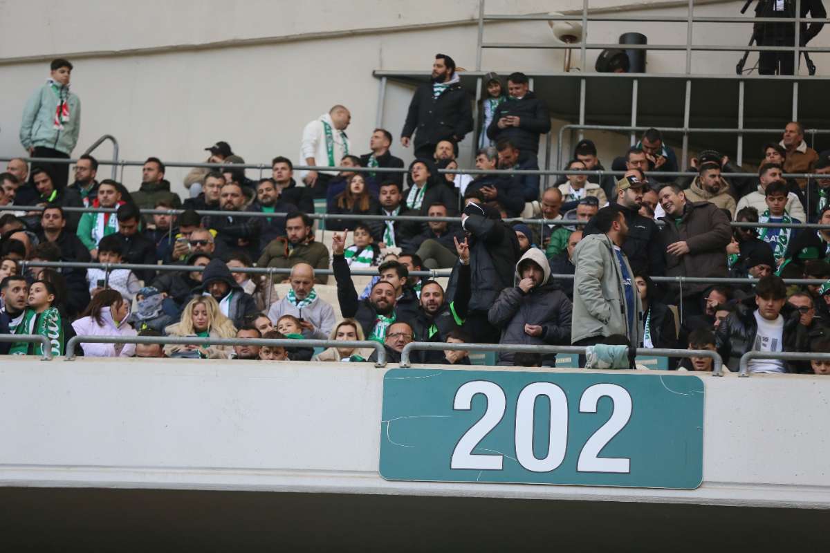 (FOTO GALERİ) BURSASPOR-KARŞIYAKA MAÇINDAN TARAFTAR FOTOĞRAFLARI