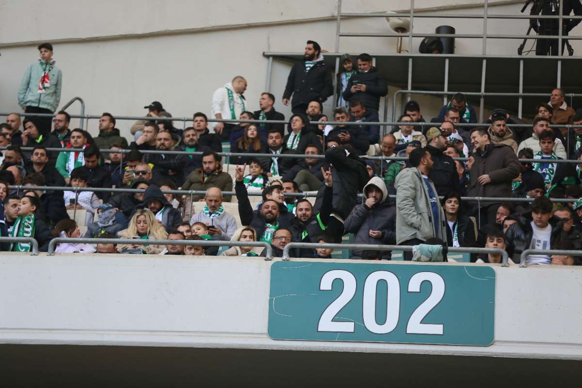 (FOTO GALERİ) BURSASPOR-KARŞIYAKA MAÇINDAN TARAFTAR FOTOĞRAFLARI