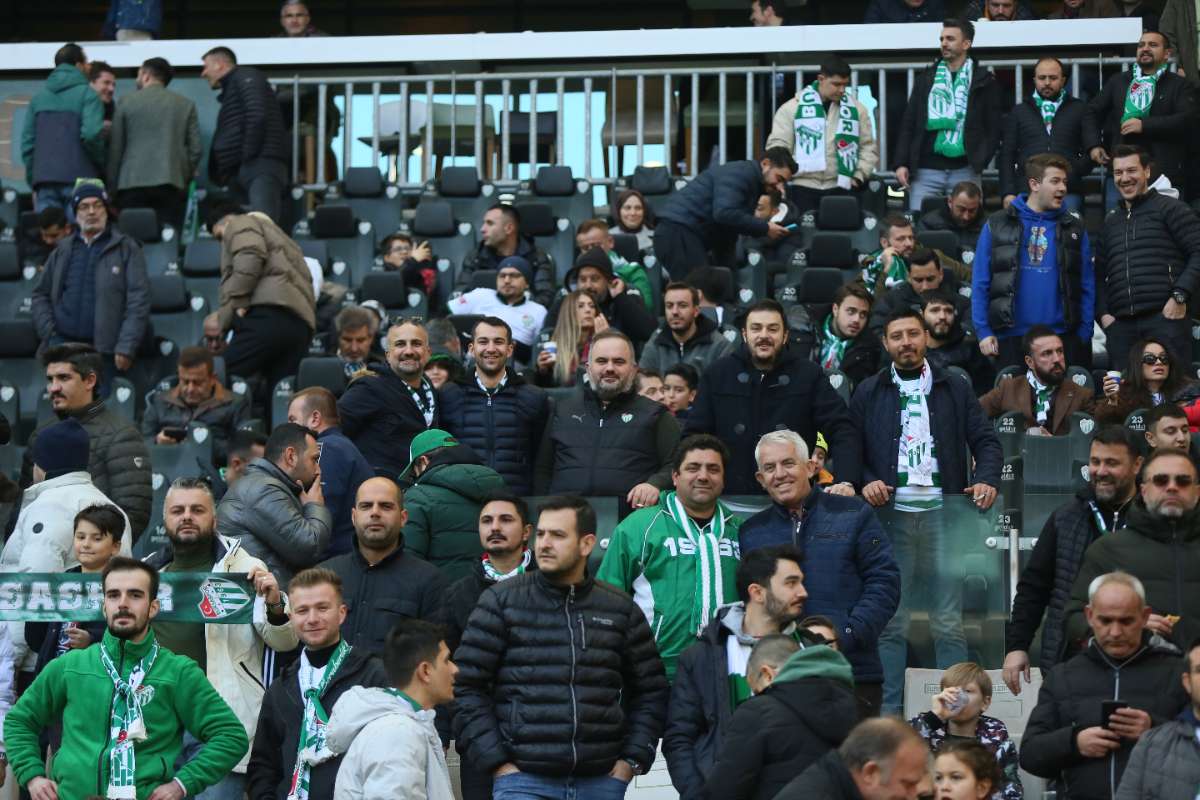 (FOTO GALERİ) BURSASPOR-KARŞIYAKA MAÇINDAN TARAFTAR FOTOĞRAFLARI