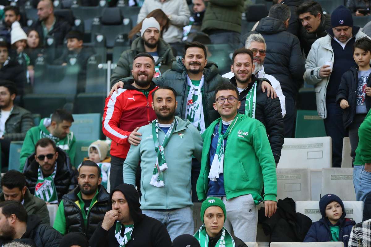 (FOTO GALERİ) BURSASPOR-KARŞIYAKA MAÇINDAN TARAFTAR FOTOĞRAFLARI