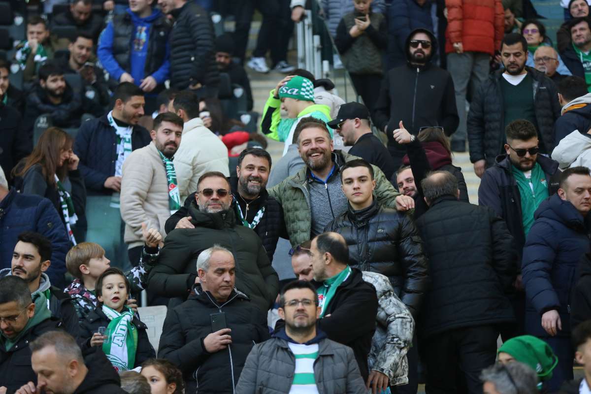 (FOTO GALERİ) BURSASPOR-KARŞIYAKA MAÇINDAN TARAFTAR FOTOĞRAFLARI