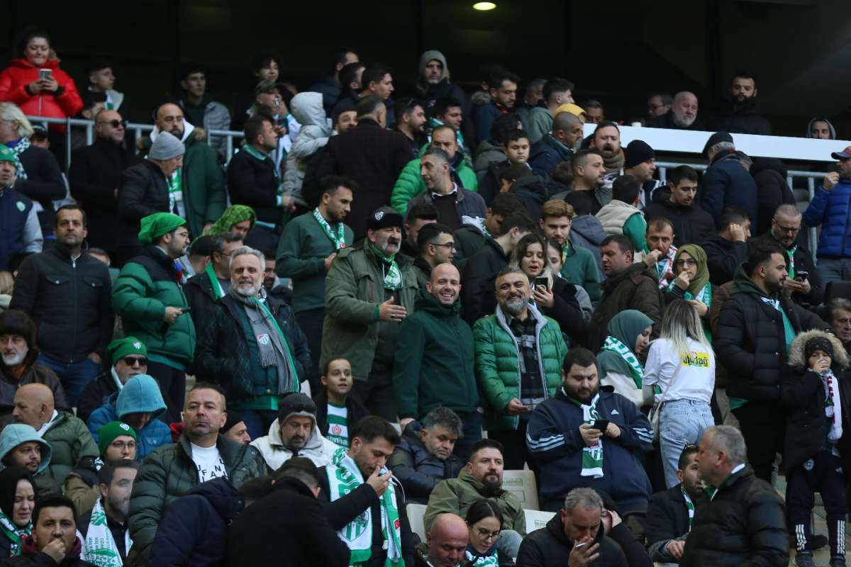 (FOTO GALERİ) BURSASPOR-KARŞIYAKA MAÇINDAN TARAFTAR FOTOĞRAFLARI