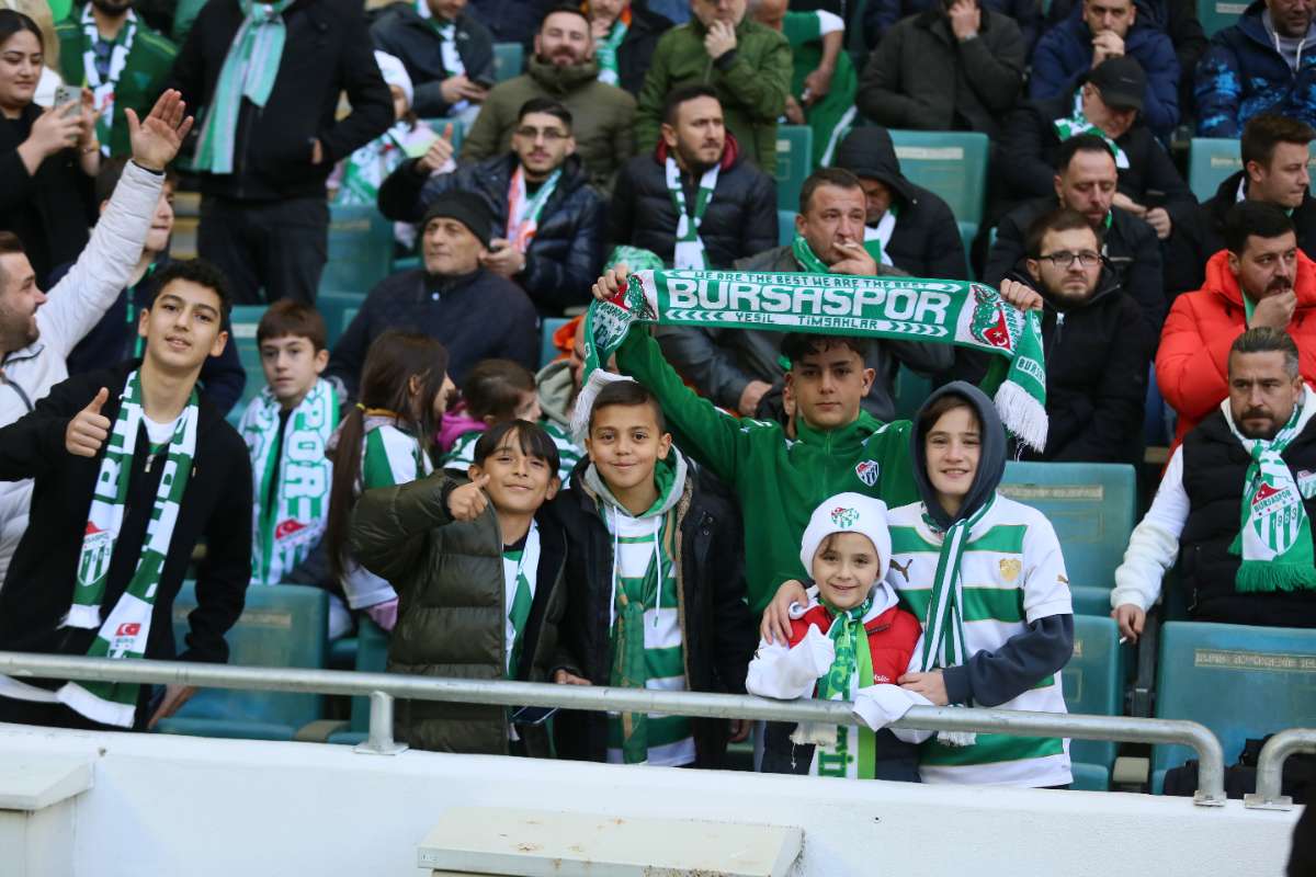 (FOTO GALERİ) BURSASPOR-KARŞIYAKA MAÇINDAN TARAFTAR FOTOĞRAFLARI