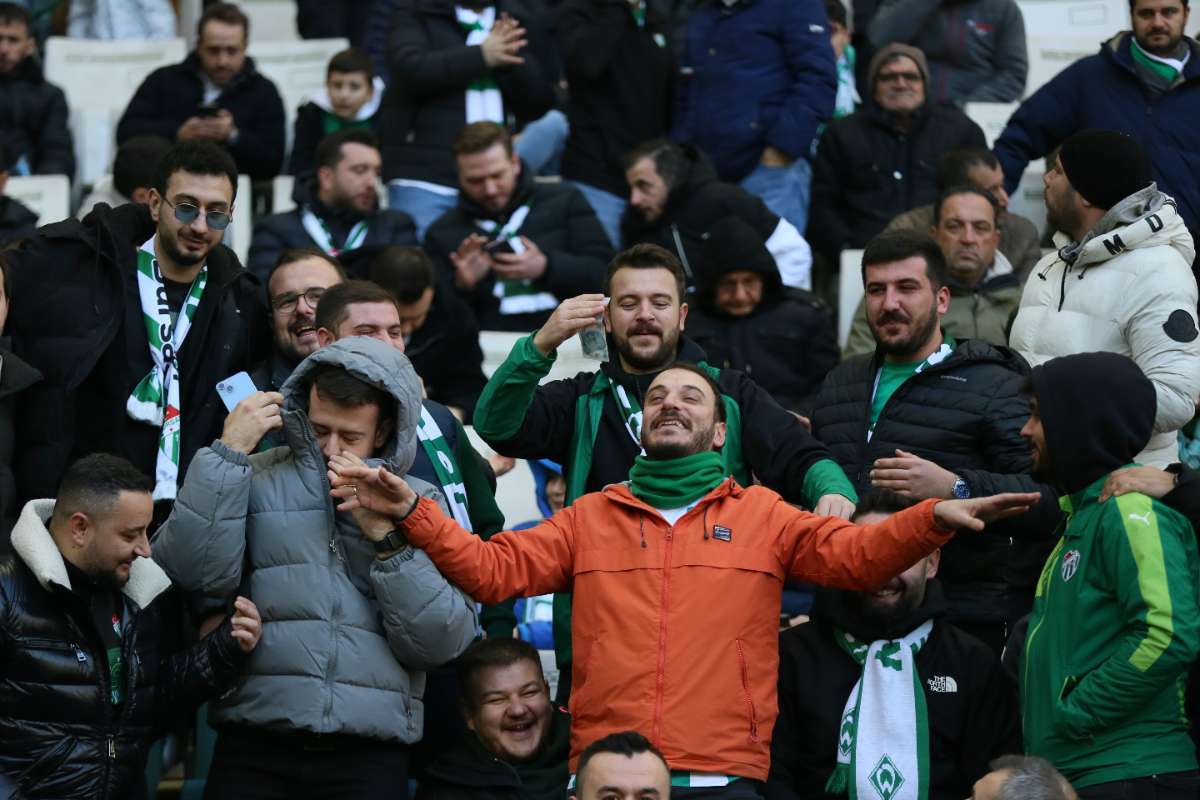 (FOTO GALERİ) BURSASPOR-KARŞIYAKA MAÇINDAN TARAFTAR FOTOĞRAFLARI